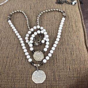 Chic White and Gold Pendant Necklace